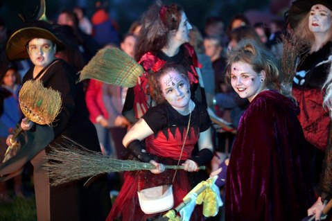 In Heidenau tanzen die Hexen ums Maifeuer und laden die Besucher ein, mitzumachen.
