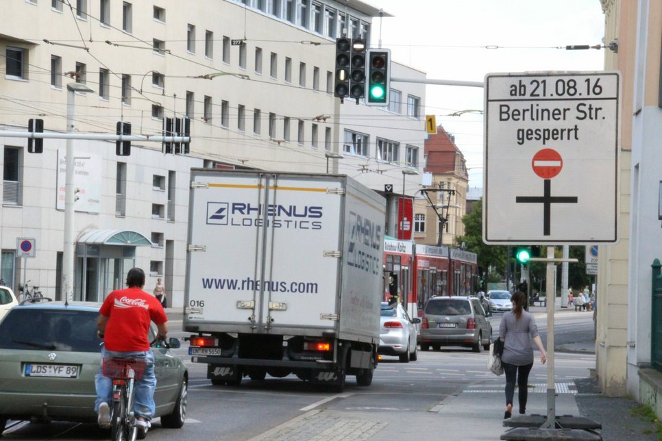 Ab Montag wird die Zufahrt in die Berliner Straße in Richtung Altmarkt komplett für den Verkehr gesperrt. Die Stadt baut die Straße und den Gehweg aus. Foto: jho