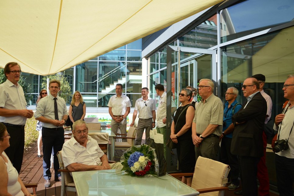Jürgen Riecke (links) begrüßt die internationalen Gäste in der Sparkassen Kunstallee. Fotos: Franziska Dorn