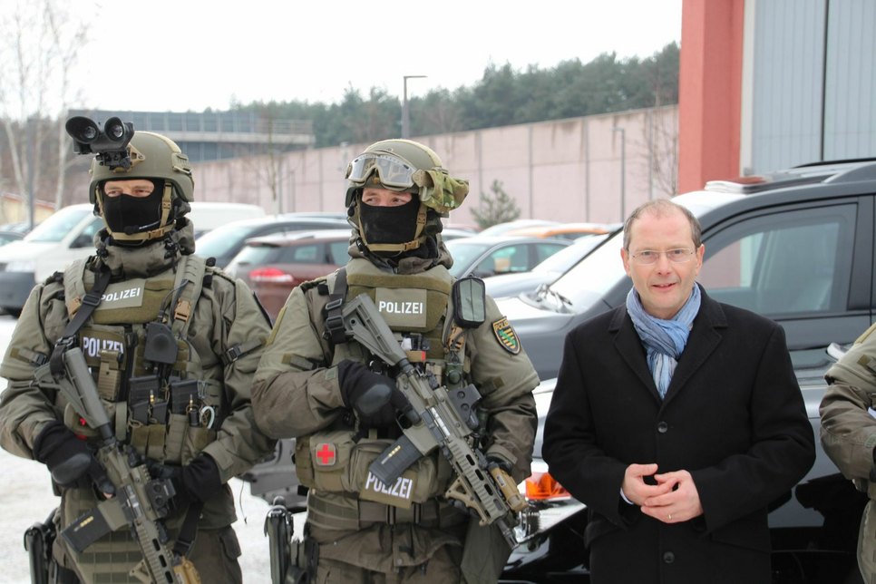 Sachsens Innnenminister Markus Ulbig und Beamte des SEK samt neuer Ausrüstung. Fotos: Schramm