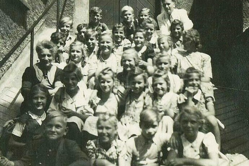 Schulklasse von Lehrer Wilhelm Dickmeiß (hinten) 1950 bei einem Ausflug. Foto: Privat