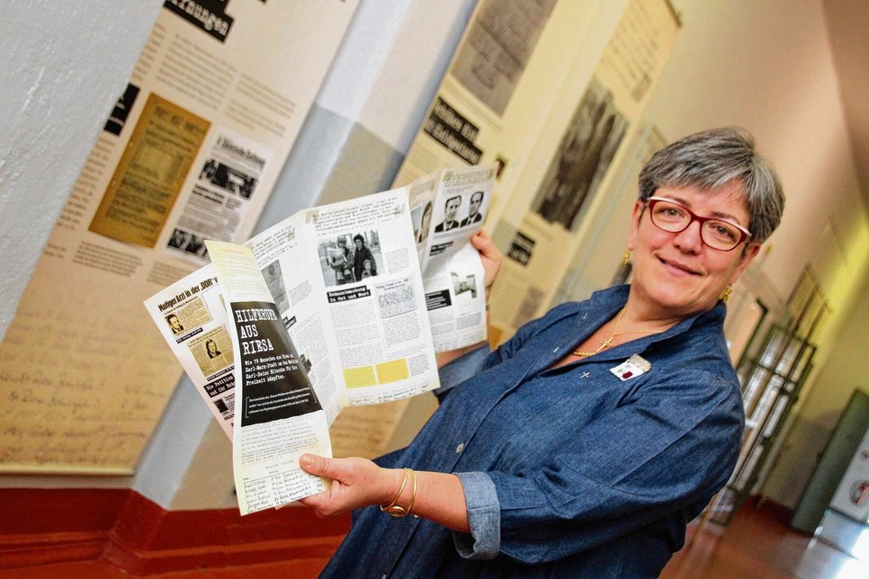 Sylvia Wähling (54) präsentiert das Begleitheft zur neuen Ausstellung „Hilferufe aus Riesa”, die am Freitag eröffnet wurde. Sie erzählt die Geschichte der so genannten „Riesaer Petition”. Foto: jho