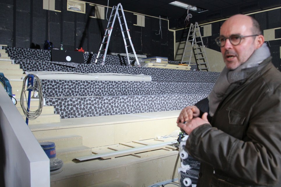Der Görlitzer Architekt Christian Weise, hier während der Bauphase in einem der neuen Säle, zeichnet für den Ausbau des Kinos verantwortlich. Foto: Keil