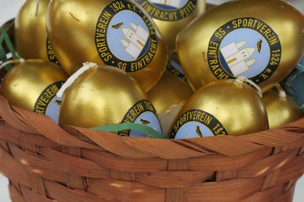 So sehen die goldenen Eier aus, die eine einjährige Gratismitgliedschaft in der SG Eintracht Peitz versprechen. Foto: jho