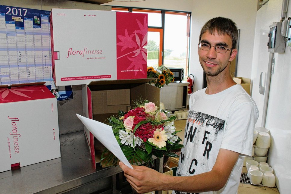 Ricardo Henkel ist zurzeit der erste und der einzige Beschäftigte aus den Elster-Werkstätten, der bei „florafinesse“ - einem Blumenversand - arbeitet. Foto: Stefan Staindl