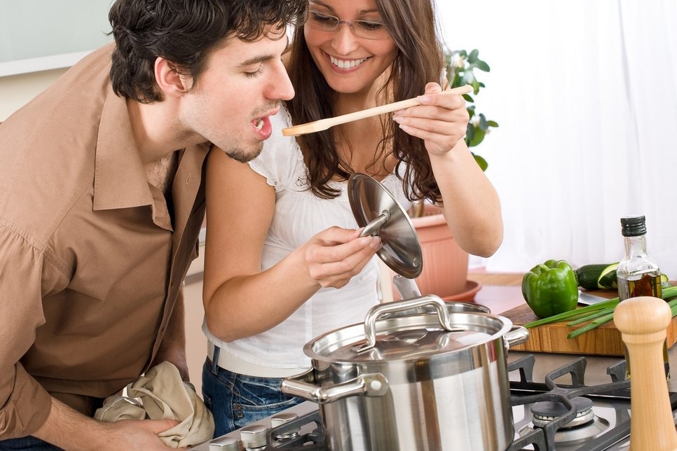 Das „RuDi-Prinzip“ ist ganz einfach: Einmal kochen, zweimal bekocht werden, anschließend gemeinsam feiern. Foto: Candy Box Images/Fotolia
