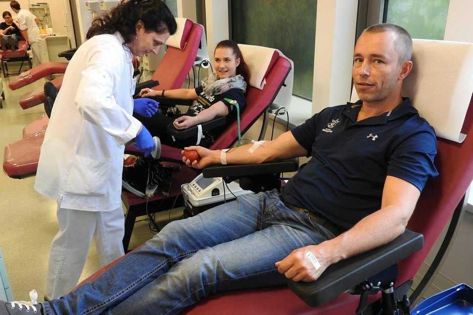 Blutspende ist wichtig: Jörg Dreßler, Geschäftsführer der Dresden Monarchs, gibt kurz vor seinem Urlaub noch einen halben Liter Blut ab