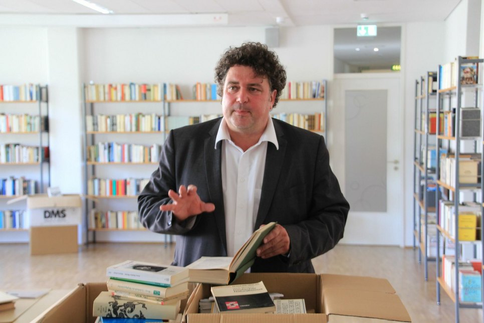 VHS-Direktor Jürgen Küfner freut sich über die Schenkung einer gesamten Bibliothek. Die rund 14.000 Bücher stammen vom Dresdner Literaturwissenschaftler Prof. Dr. Klaus Stiebert. Foto: Schramm