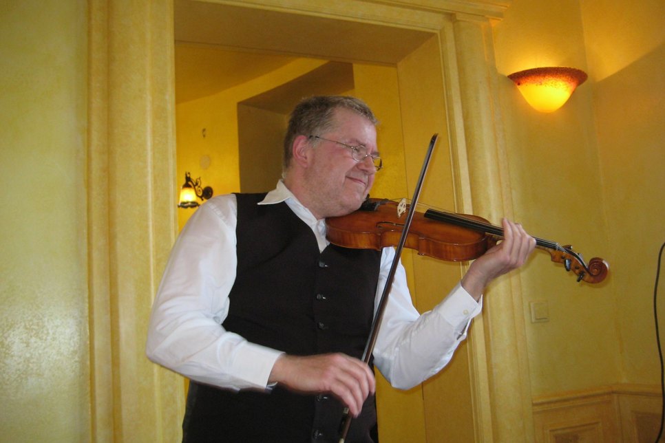 Stefan Friedrich übernahm mit seiner Geige den künstlerischen Teil. Fotos Büttner
