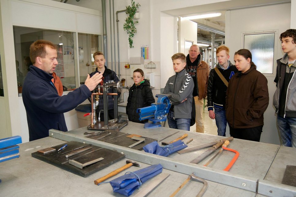 Lehrausbilder Jörg Lange (li.), informierte die Schüler über den Ausbildungsweg zum Anlagenmechaniker und stellte ihnen Prüfungsstücke vor. Foto: LWG
