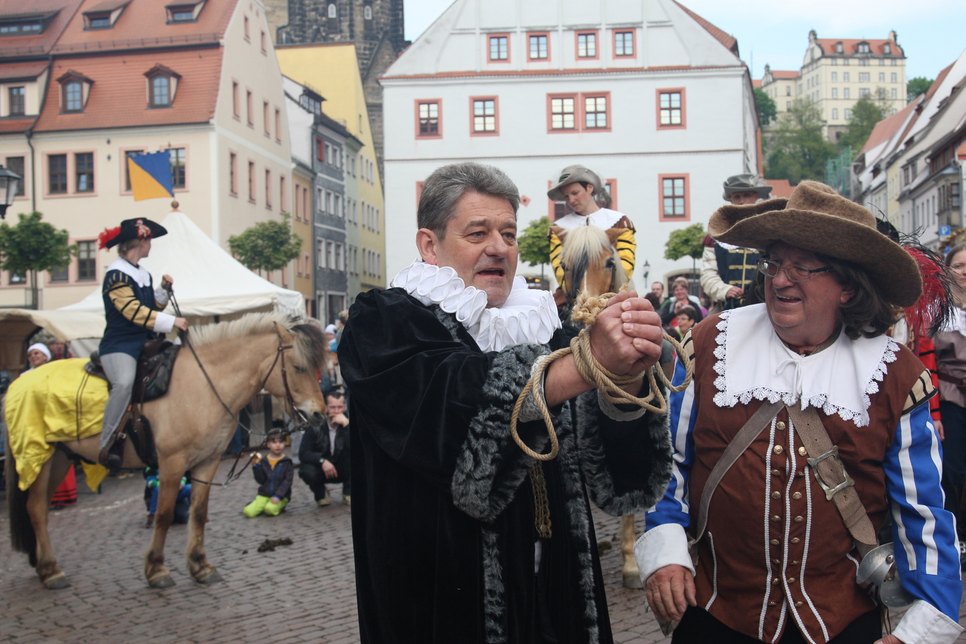 In Pirna wird sogar der Bürgermeister in Fesseln abgeführt.