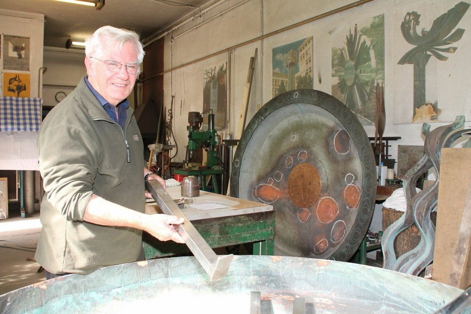 Metallbildhauer Manfred Vollmert erschuf den Brunnen im Jahre 1977. Im Herbst 2015 hat er ihn in seiner Werkstatt in Hoyerswerda repariert.	Foto: Henry Gbureck