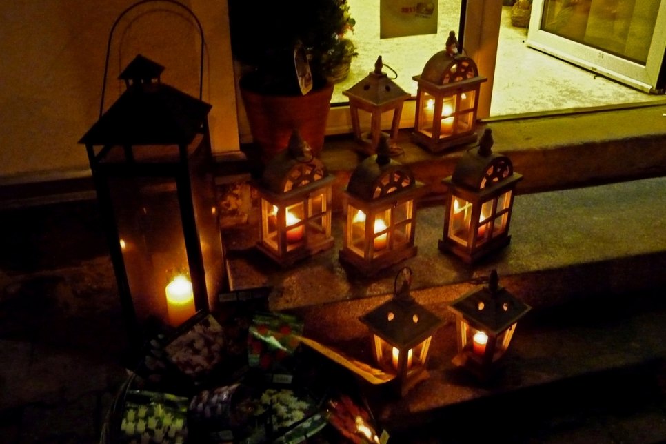 Unzählige Kerzen und Feuerkörbe sorgen für eine besondere Atmosphäre. Foto: Andreas Häntsch