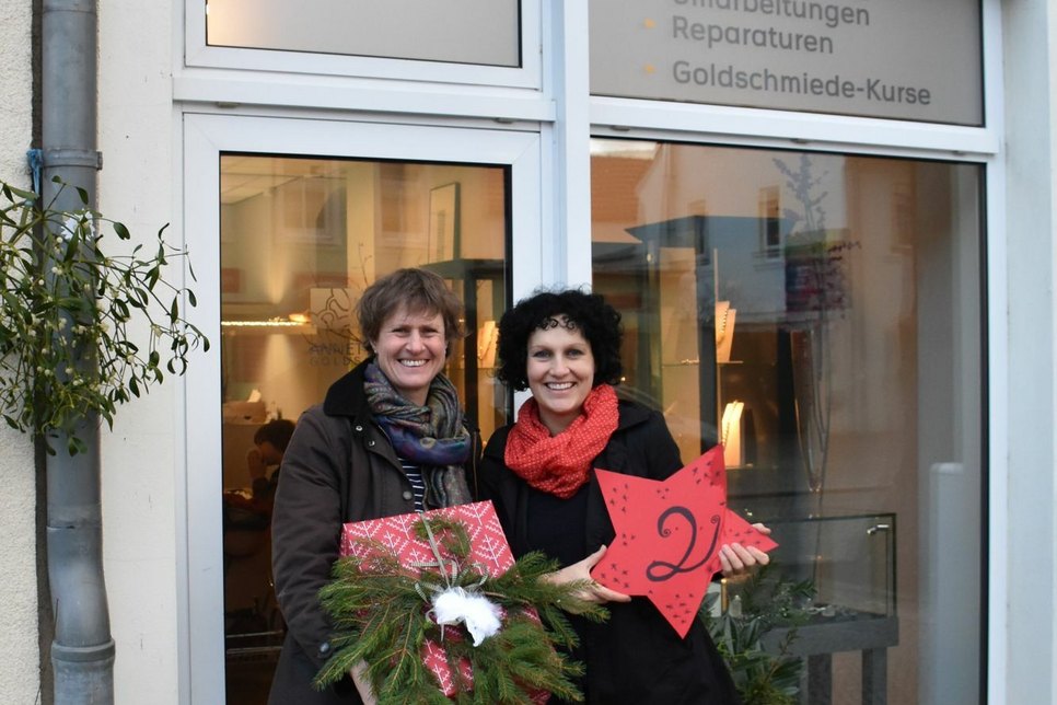 Goldschmiedin Annette Lührs (l.) und Nadine Wollrad vom Bürgwertreff samt Geschenk und Türchennummer. Foto: privat