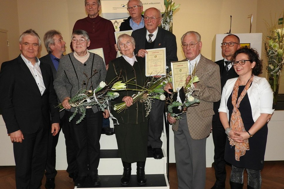 Alle Ehrenamtspreisträger mit den Laudatoren.    Foto: Wo