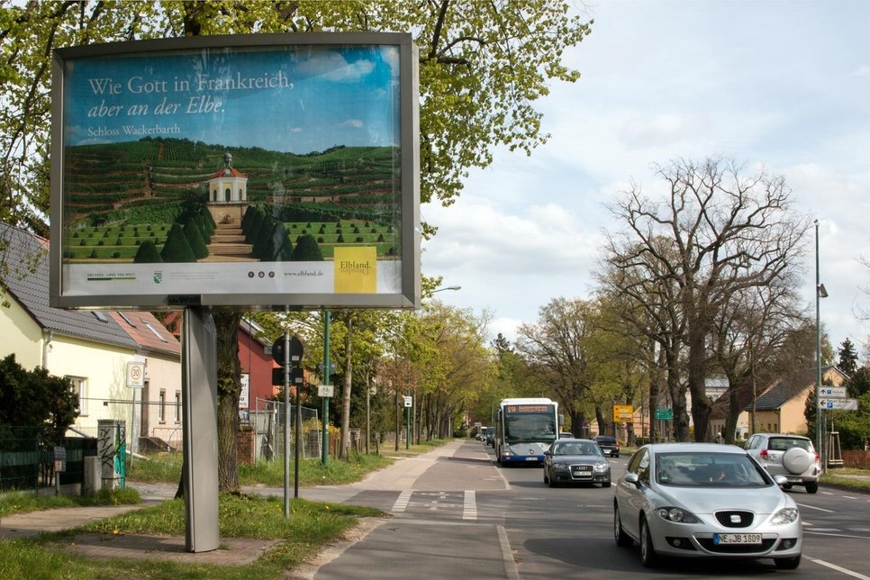 Das Werbeplakat in Potsdam. Foto: WallDecaux
