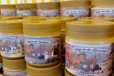 Am Samstag gibt es Produkte rund um den Honig beim Grünmarkt an der roten Schule.