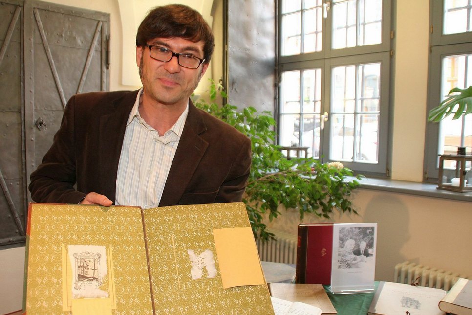 Siegel und überklebte Ausleihzettel führten Uwe Hartmann vom Deutschen Zentrum Kulturgutverlust auf die Spur der verschollen geglaubten Bücher. Foto: hgb