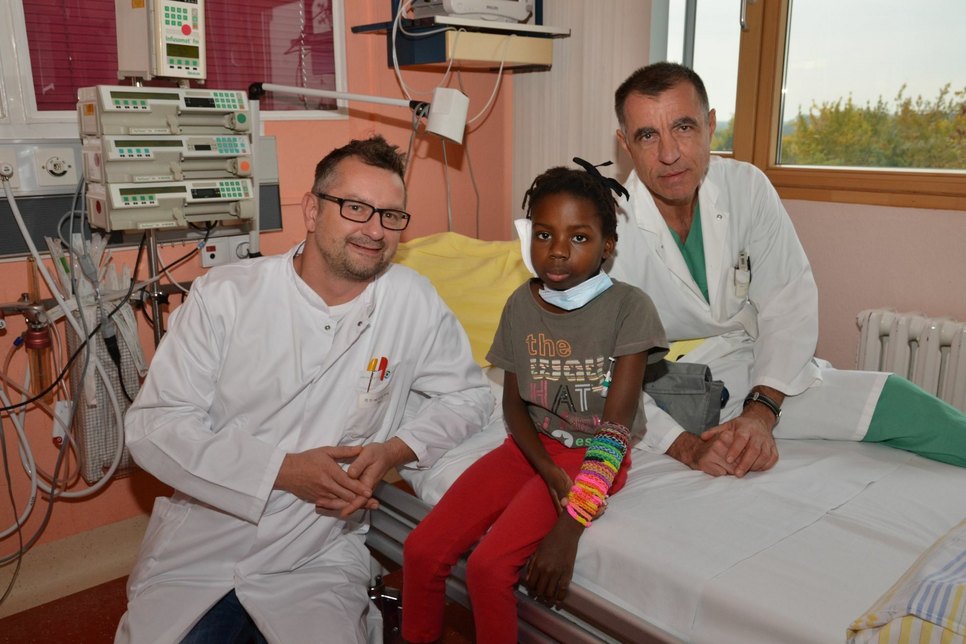 Dr. Michael Herzog (l.) und Dr. Carsten Ruttig haben Ermelinda im CTK operiert. Foto: CTK