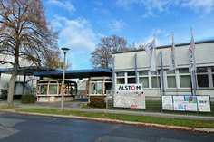 Alstom-Standort in Görlitz. Das Unternehmen hatte in Deutschland Ende 2021 eine Restrukturierung angestoßen, um die deutschen Alstom-Standorte wettbewerbsfähiger aufzustellen. Der nun abgeschlossene Zukunftstarifvertrag ist das Ergebnis eines Einigungsprozesses, der im Dezember 2021 mit Verhandlungen zwischen Management sowie Betriebsrat und IG Metall begonnen hatte.