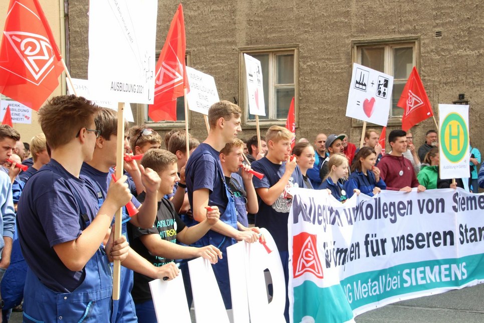 Zur Protestkundgebung bei Siemens am 22. August versammelten sich rund 400 Beschäftigte um gegen die Abbaupläne des Unternehmens im Bereich Ausbildung zu protestieren. Fotos: Keil