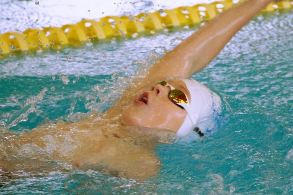 Niklas Loßner auf Goldkurs über 50 Meter Rückenschwimmen. Foto: Sportclub Riesa e.V.
