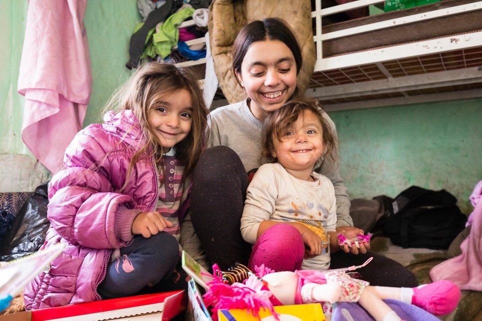 Miliza aus Serbien und ihre beiden Schwestern sind begeistert über die Überraschungen in ihren Schuhkartons. Foto: Maurice Ressel