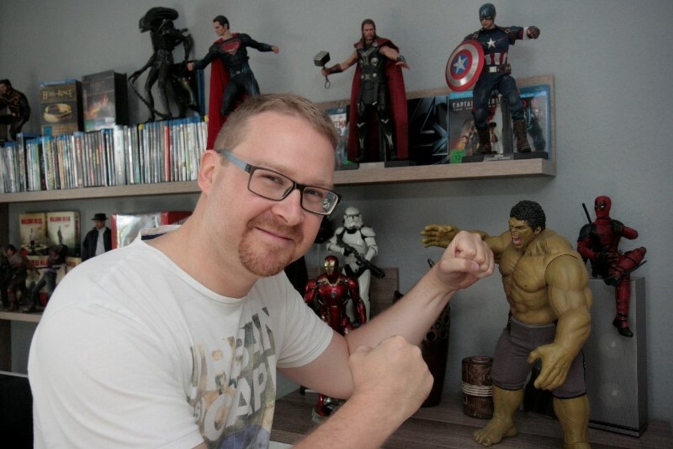 Der Görlitzer Lars Kretschmer stellt im Spielzeugmuseum Actionfiguren im Maßstab 1:6 aus. Hier kämpft er mit Hulk. Foto: Frank Fiedler
