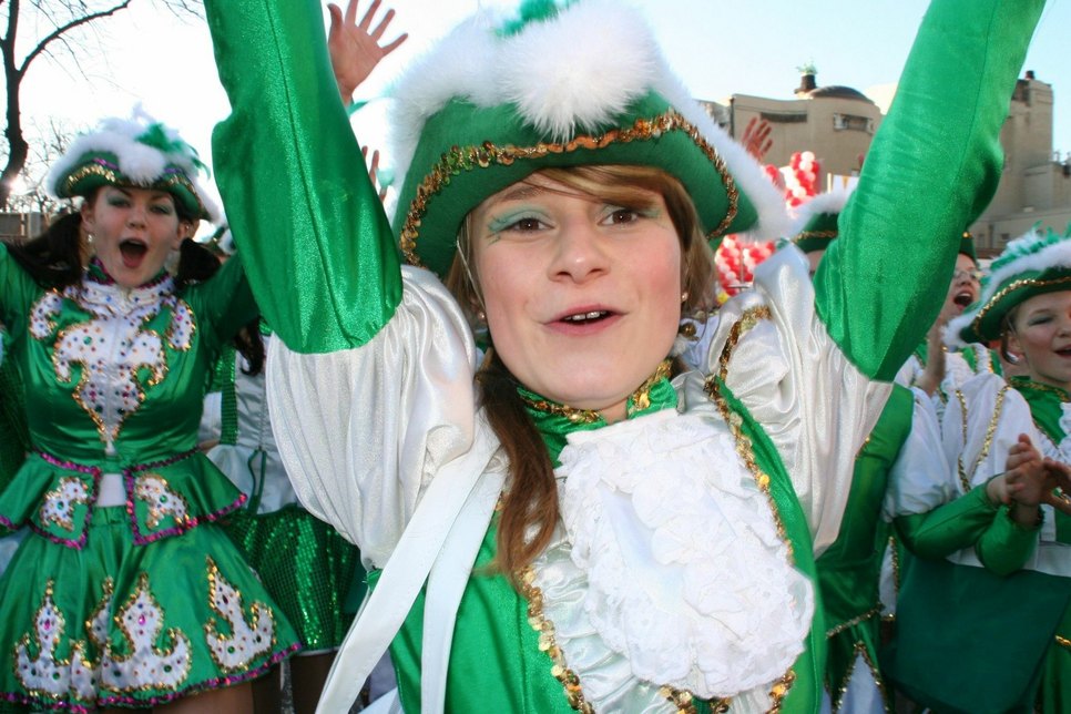 Ausgelassene Partystimmung und 100.000 Menschen an der Strecke machen den „Zug der fröhlichen Leute“ durch Cottbus zum karnevalistischen Pflichtprogramm.  Foto: Archiv