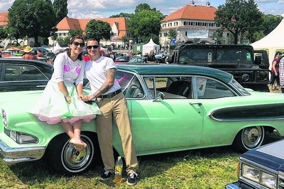 Klar, auch das Auto muss passen. Kai und Nicole Steffen fahren einen Ford Edsel, Baujahr 1958. Den kann mitsamt Fahrer auch für besondere Anlässe buchen. Foto: privat