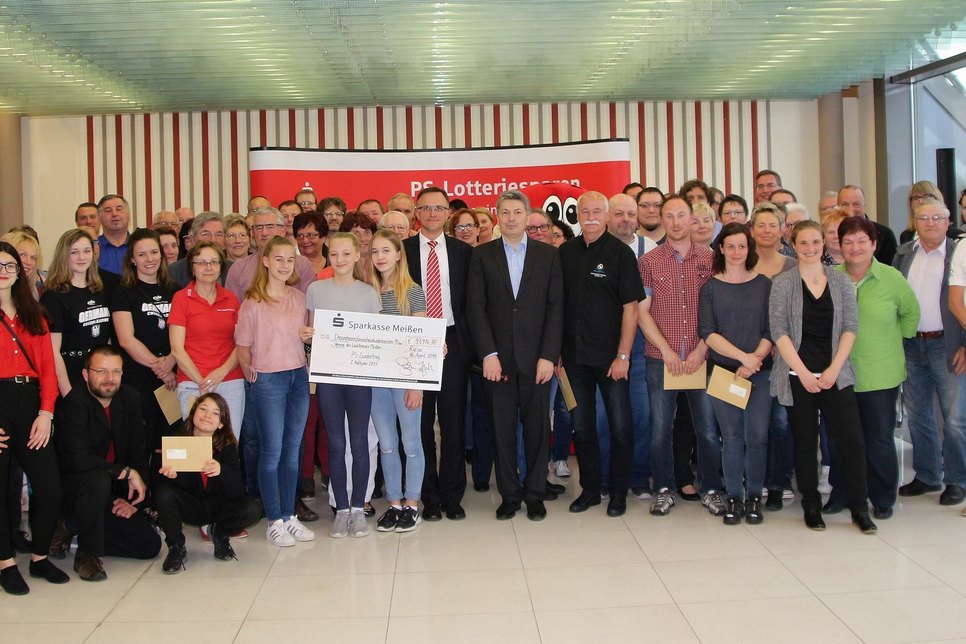 Vertreter von 63 Vereinen aus dem Landkreis Meißen konnten sich in der vergangenen Woche über Zuwendungen in Höhe von insgesamt fast 94?000 Euro freuen.  Foto: Farrar