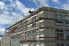 Hinter diesen Baugerüsten verbirgt sich die aktuell größte Baustelle der Stadt Senftenberg. Die Seestadt investiert 14 Millionen Euro für einen Schulerweiterungsbau an die Regenbogen-Grundschule. Es geht mit großen Schritten zur Fertigstellung.