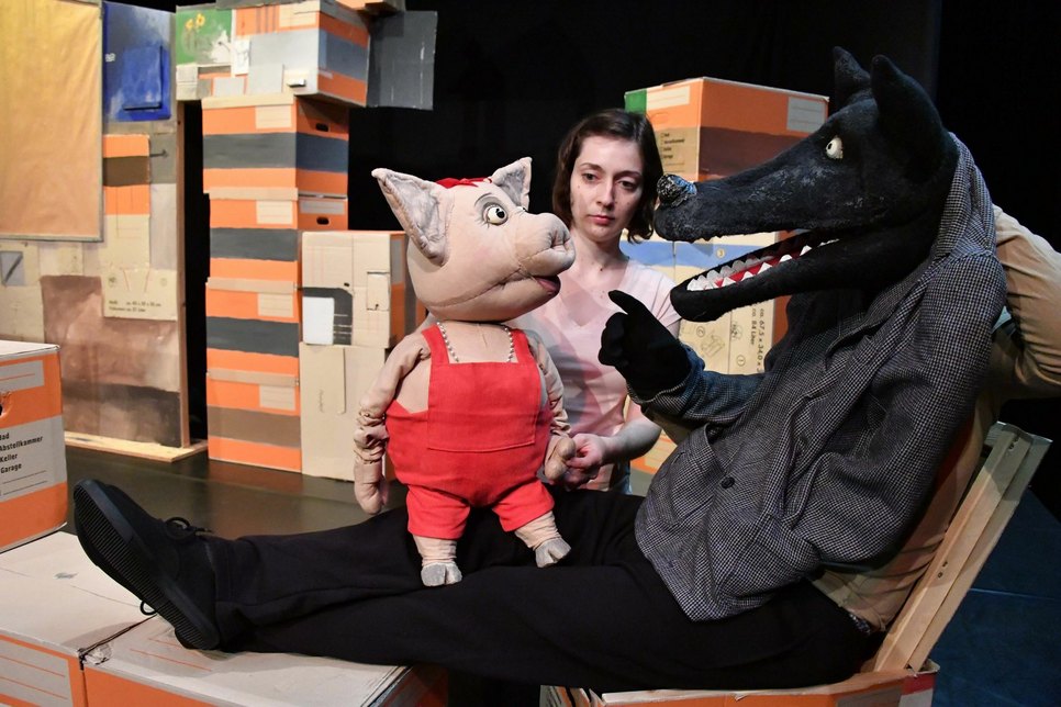 Das kleine Schweinchen traut Wolf Dieter vom Piccolo Theater nicht über den Weg, Foto: Piccolo Theater