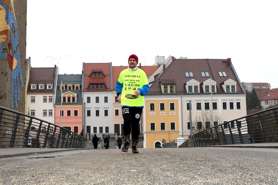 Der Ultraläufer Hartmut Kohn auf der Altstadtbrücke. Foto: Stadtverwaltung Görlitz