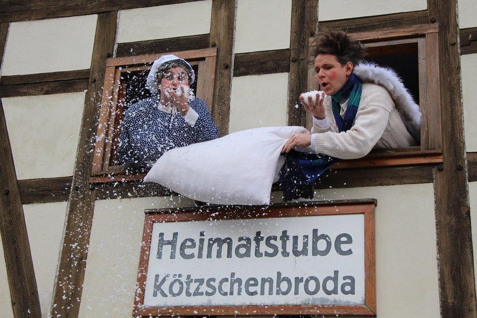 Ob Frau Holle in diesem Jahr auf dem Dorfanger in Altkötzschenbroda die Kontrolle verliert wegen des Engels wird sich zeigen. Schnee gibt´s auf jeden Fall! (Theater Schreiber & Post)                          Foto: Lindackers
