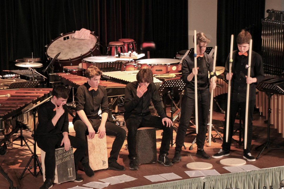 Das Schlagzeug-Ensemble „Weberknechte“ bei der „Arbeit“