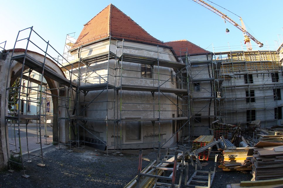 Das alte Vorwerk mit dem neuen Pferdekopfdach und dem sich anschließenden Neubau. Foto: Förster