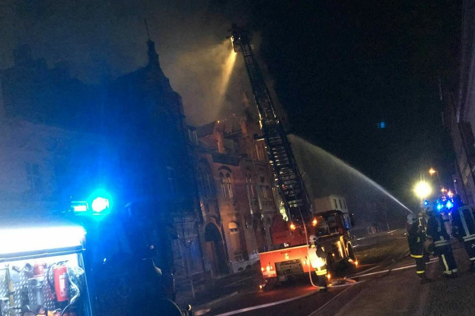 Sonntagnacht brannte die Rathsburg in Welzow. Foto: Blaulichtreporter