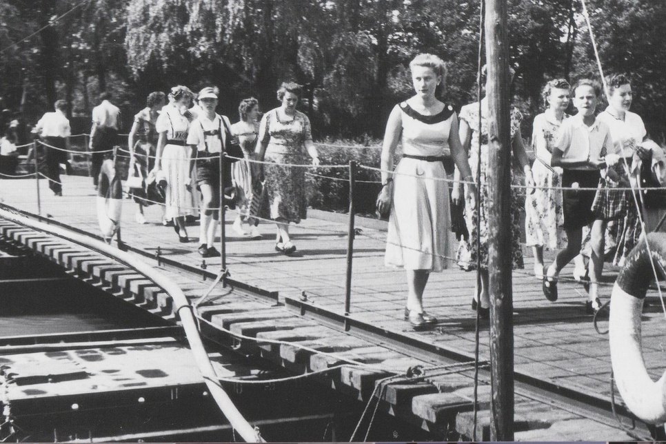 Cottbus 1957 - Auf dem Weg zum Branitzer Park und zum Pressefest auf der Pontonbrücke über die Spree. Foto: Erich Schutt