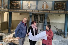Alexander Manzke, Claudia Domnick und Katja Wurlitzer engagieren sich im Kirchbauverein Weixdorf für ihre Dorfkirche.