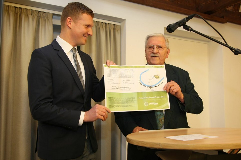 Klaus Fiedler (re.) überrascht Königsteins Bürgermeister Tobias Kummer mit der Einladung.           Foto: D. Förster