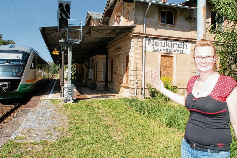 Marika Barber will das Neukircher Bahnhofsgebäude wieder mit Leben erfüllen. Ideen hat sie viele – und sucht nach Unterstützern. Foto: hgb
