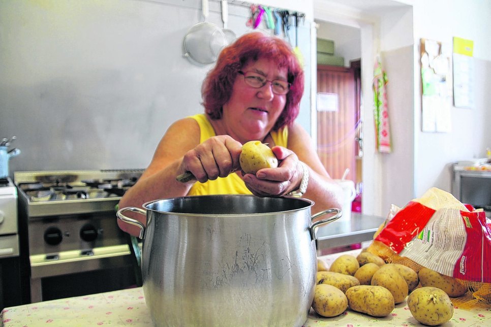 Das Kartoffelschälen ist  nicht unbedingt die Lieblingsdisziplin von Monika Schwenke. Sie und ihr Team bekochen und beliefern jeden Tag über 150 Kinder. Foto: Schramm