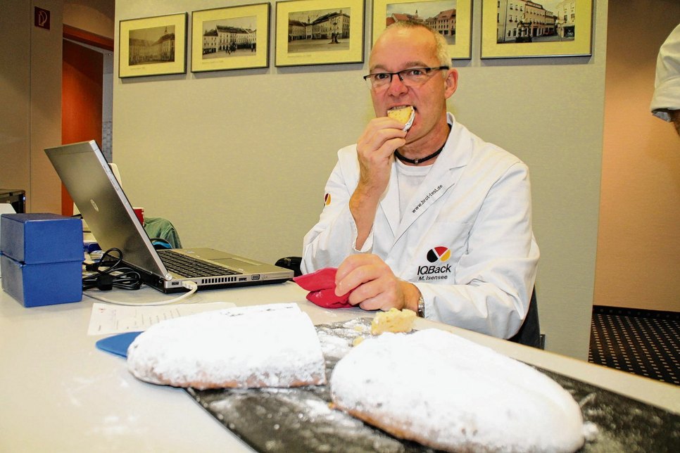 Sein Urteil zählt: Prüfer Michael Isensee hat für die Bautzener Bäckerinnung jetzt in Kamenz und Bautzen die Qualität der regionalen Bäckerstollen getestet.