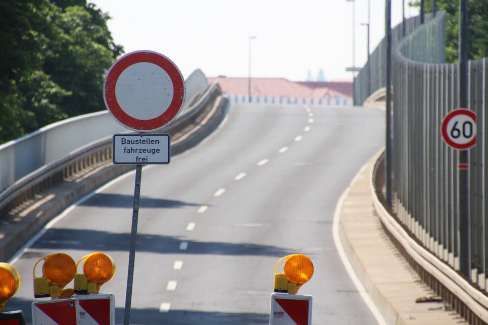 Über die Löbtauer Brücke rollen pro Tag rund 30.000 Fahrzeuge. Bis 22. August haben die Bauleute hier noch das Sagen. Foto: Schramm