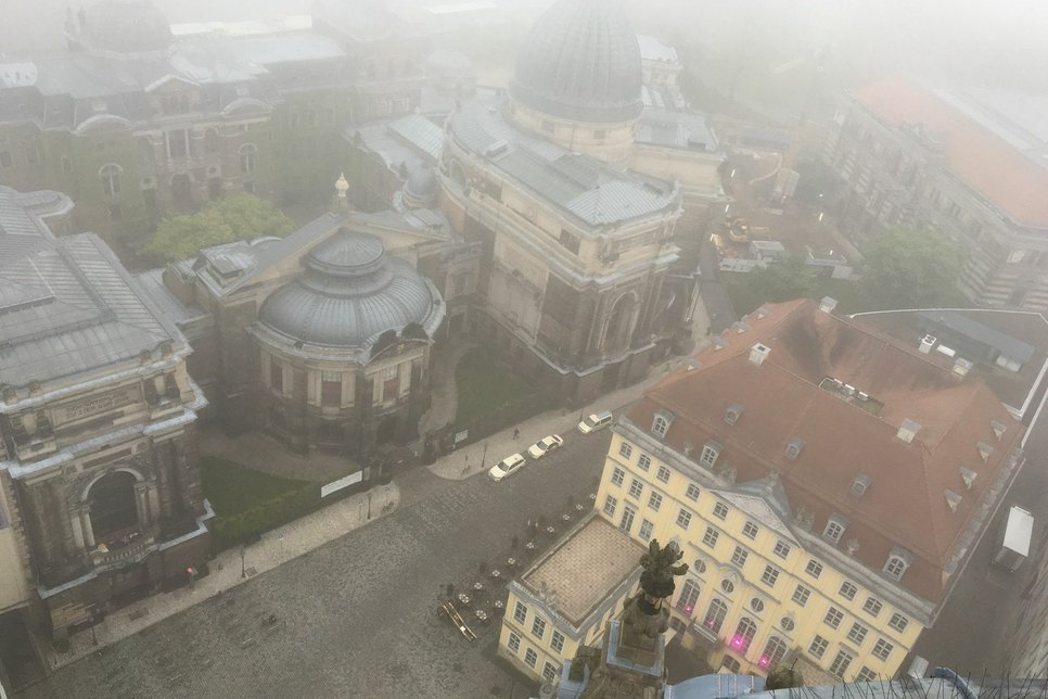 Das kann passieren: Die Stadt liegt morgens noch im Nebel. Fotos: Pönisch