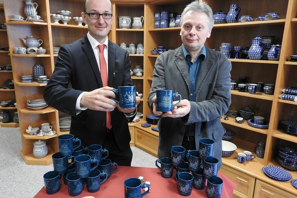 Dr. Robert Franke, Amtsleiter Wirtschaftsförderung der Stadt Dresden, und Firmenchef Andreas Kannegießer präsentieren die neuen Tassen.