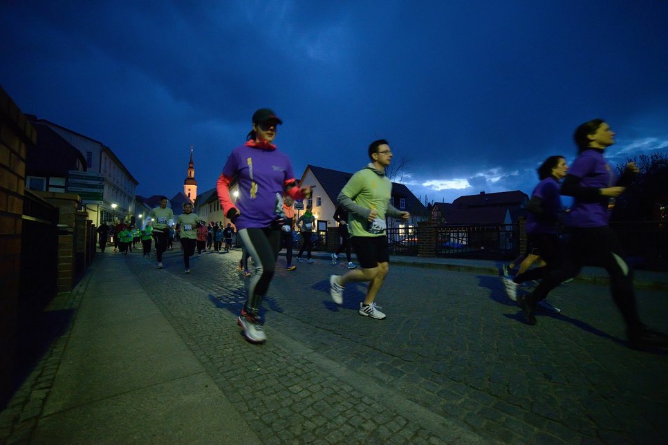 Nachtlauf in Lübbenau während des Spreewaldmarathons. Foto: Silvano Procopius