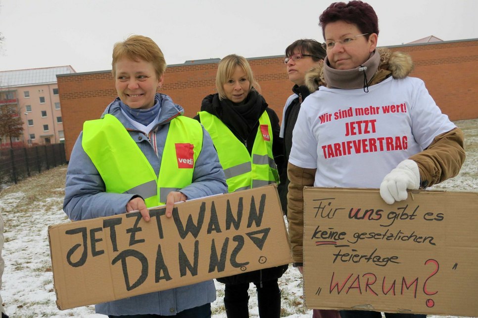 Bereits am 7. Februar protestierten die Angestellten von Pro-Seniore in T-Shirts für bessere Löhne. Am Freitag treten sie in einen Warnstreik. Foto: Helbig