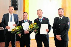 Oberbürgermeister Marco Müller überreichte die Berufungsurkunden an Raphael Jantos und Robert Schneider, daneben Stadtwehrleiter Robert Gudat (v.l.n.r.).